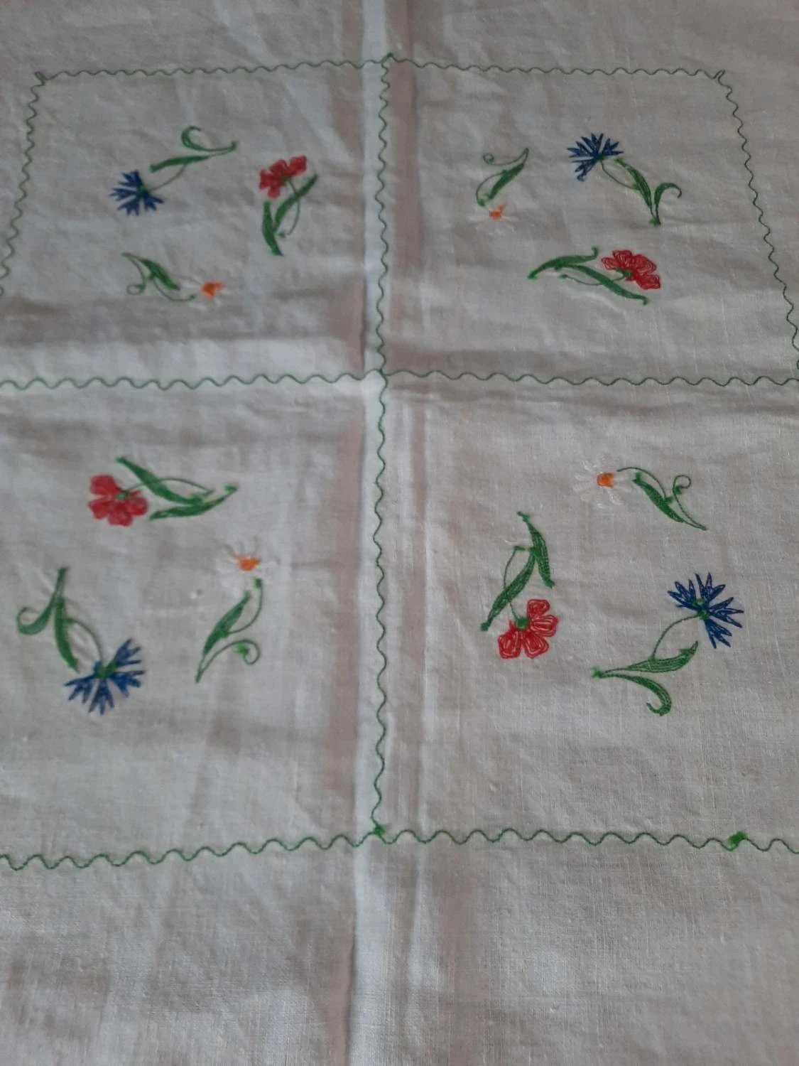 🥀Nappe en coton brodé 100 x 110 cm .Fait Main.. – photo 2